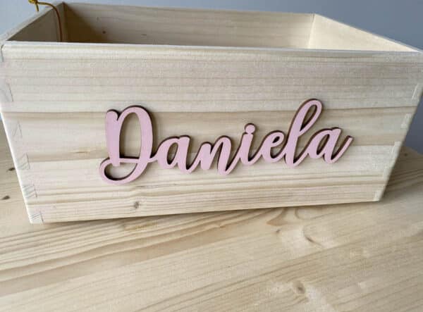 Caja de madera con nombre en relieve pintado - Imagen 8