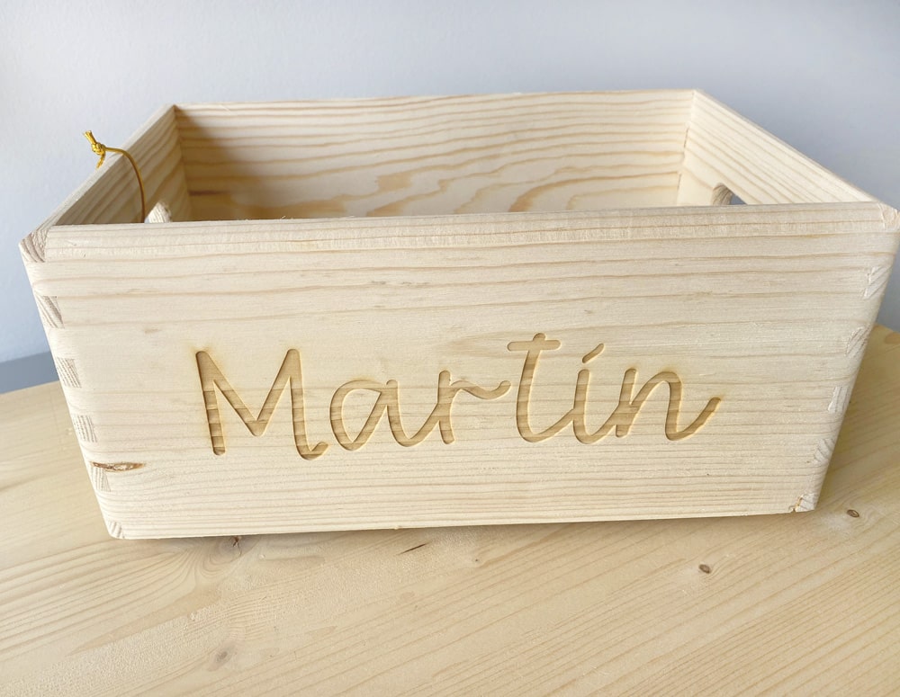 Caja de madera con nombre grabado