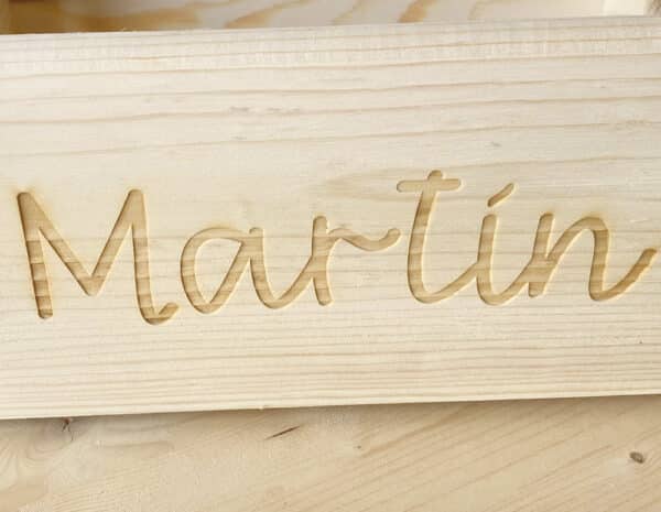 Caja de madera con nombre grabado - Imagen 2