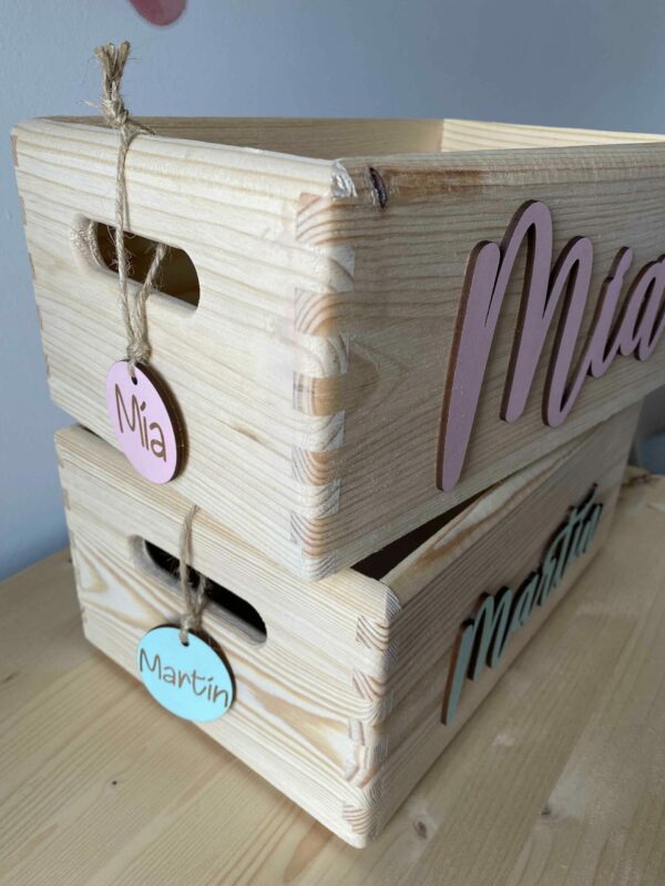 Caja de madera con nombre en relieve pintado - Imagen 2