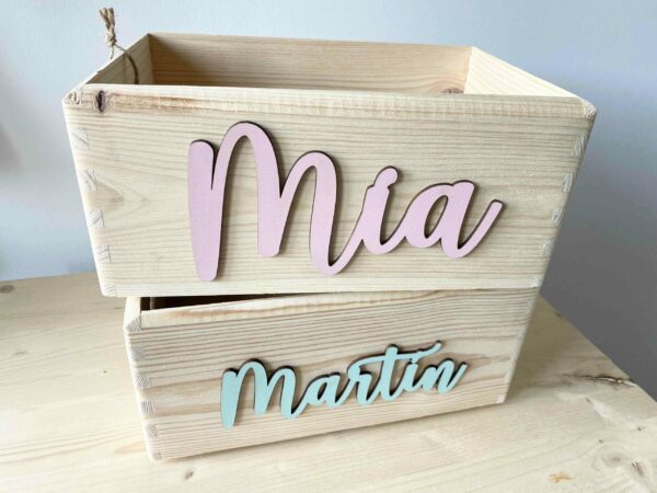 Caja de madera con nombre en relieve pintado
