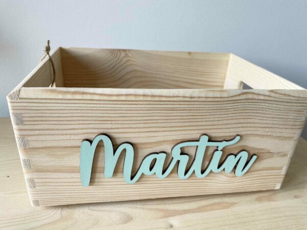Caja de madera con nombre en relieve pintado - Imagen 4