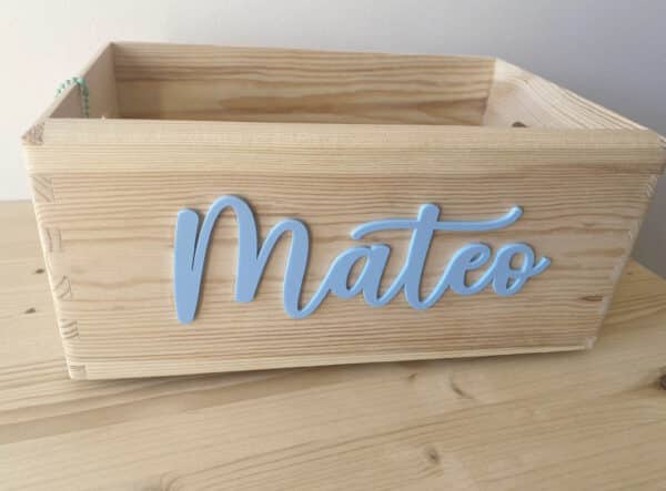 Caja de madera con nombre en relieve en metacrilato