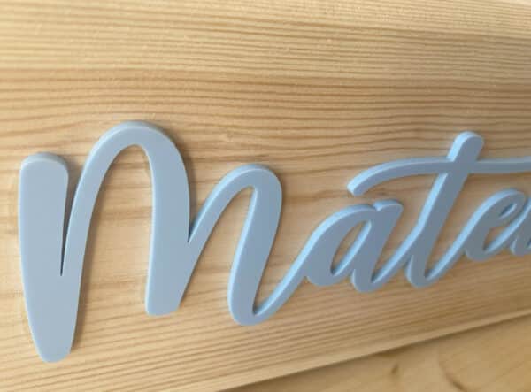 Caja de madera con nombre en relieve en metacrilato - Imagen 2