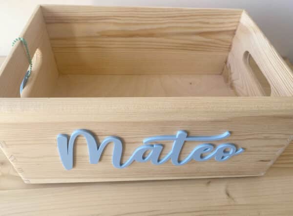 Caja de madera con nombre en relieve en metacrilato - Imagen 3