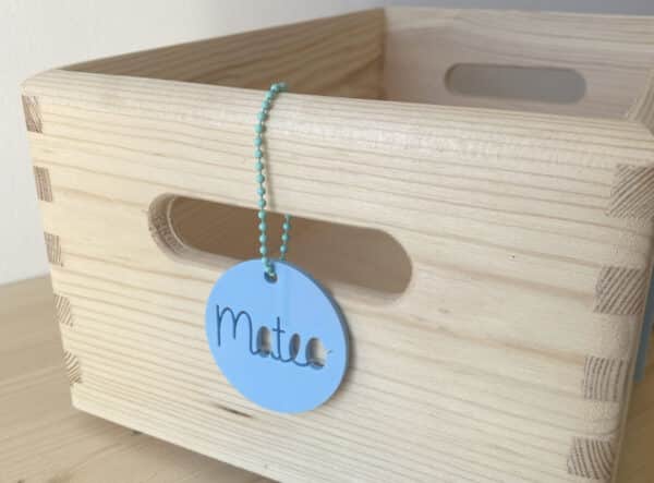 Caja de madera con nombre en relieve en metacrilato - Imagen 4