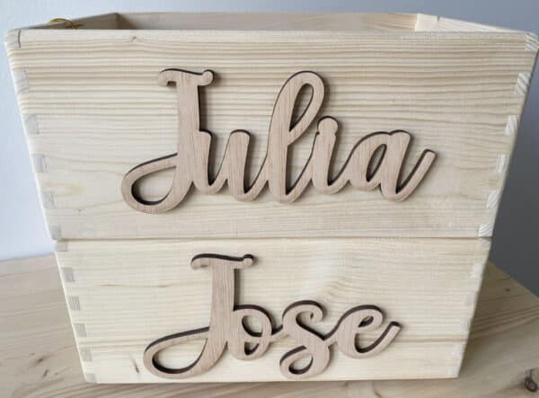 Caja de madera con nombre en relieve natural - Imagen 2