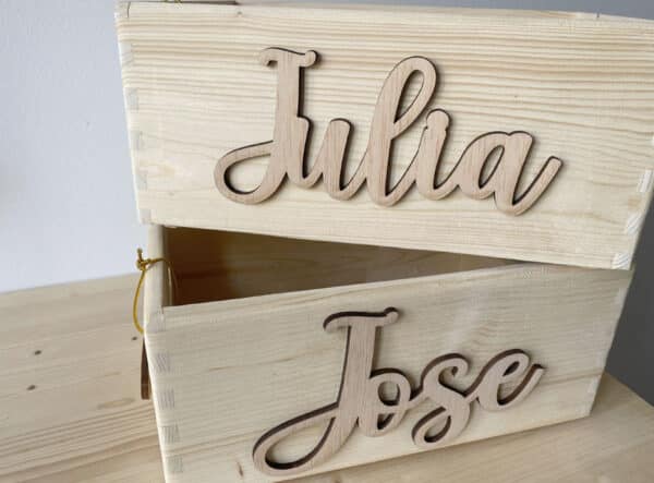 Caja de madera con nombre en relieve natural