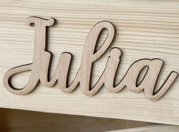 Caja de madera con nombre en relieve natural - Imagen 3