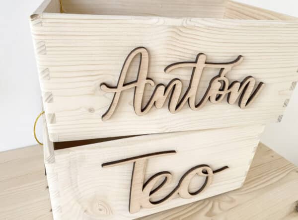 Caja de madera con nombre en relieve natural - Imagen 4