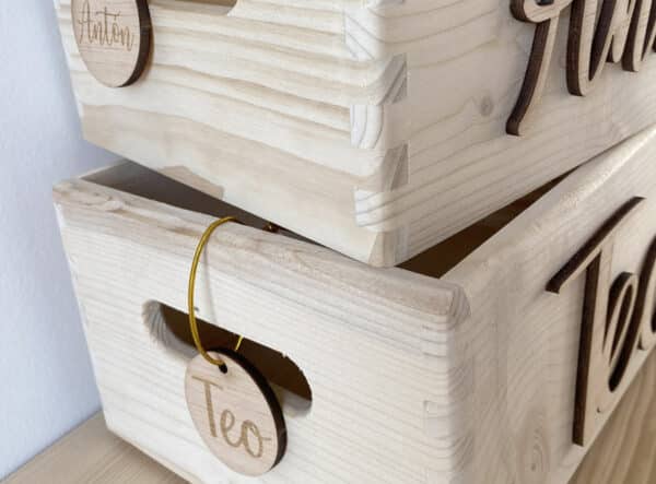 Caja de madera con nombre en relieve natural - Imagen 5