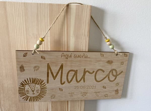 Cartel de madera "Aquí sueña..." modelo león