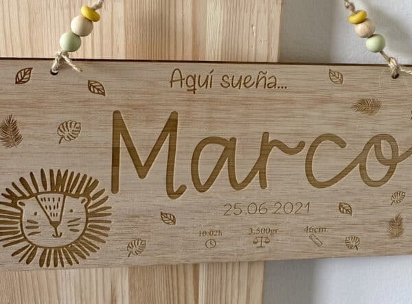 Cartel de madera "Aquí sueña..." modelo león - Imagen 2
