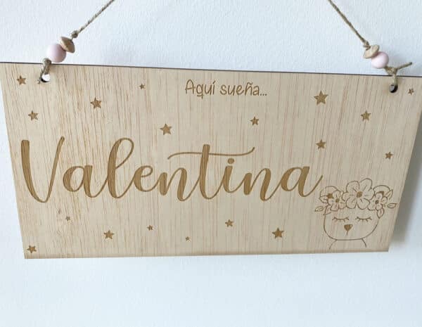 Cartel de madera "Aquí sueña..." modelo oso con flores
