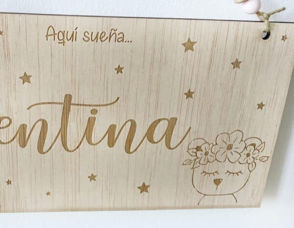 Cartel de madera "Aquí sueña..." modelo oso con flores - Imagen 2