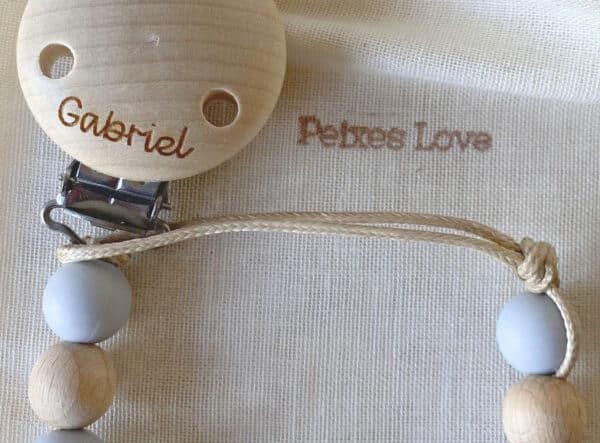 Chupetero gris claro y madera personalizado - Imagen 2