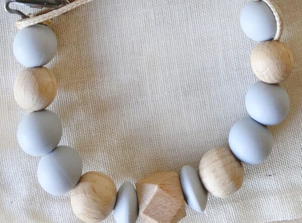 Chupetero gris claro y madera personalizado - Imagen 3