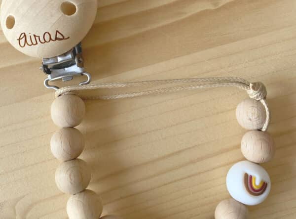 Chupetero de madera y bola arcoíris personalizado - Imagen 2