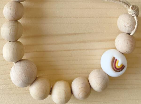 Chupetero de madera y bola arcoíris personalizado - Imagen 3