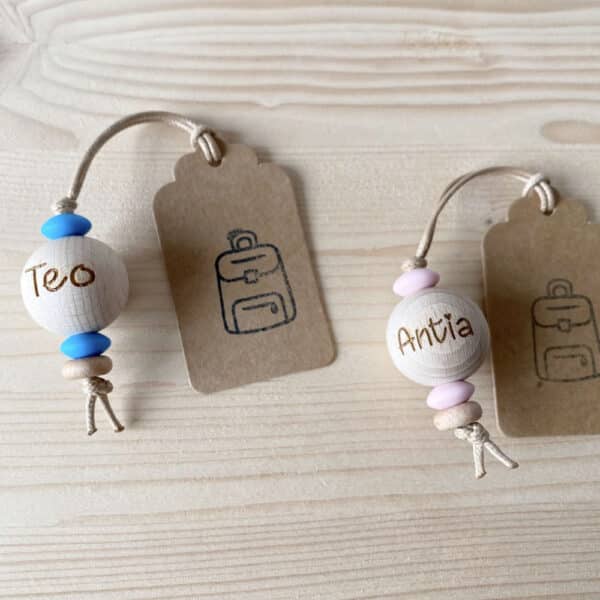 Cuelga mochilas de madera y silicona - Imagen 3