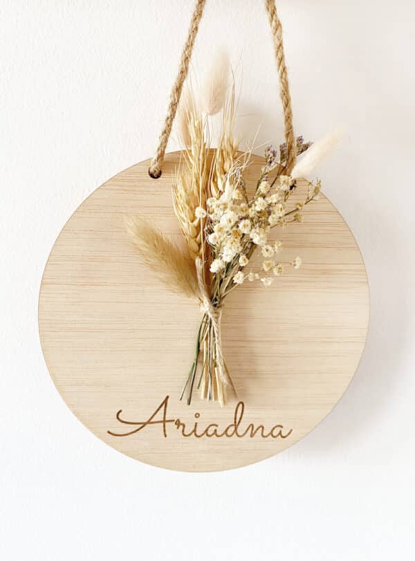 Placa de madera y flores