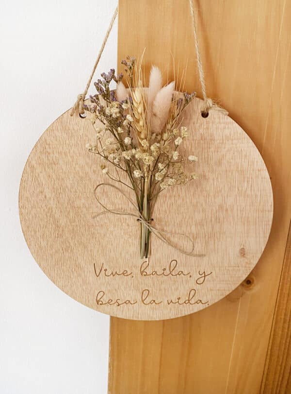 Placa de madera y flores - Imagen 2