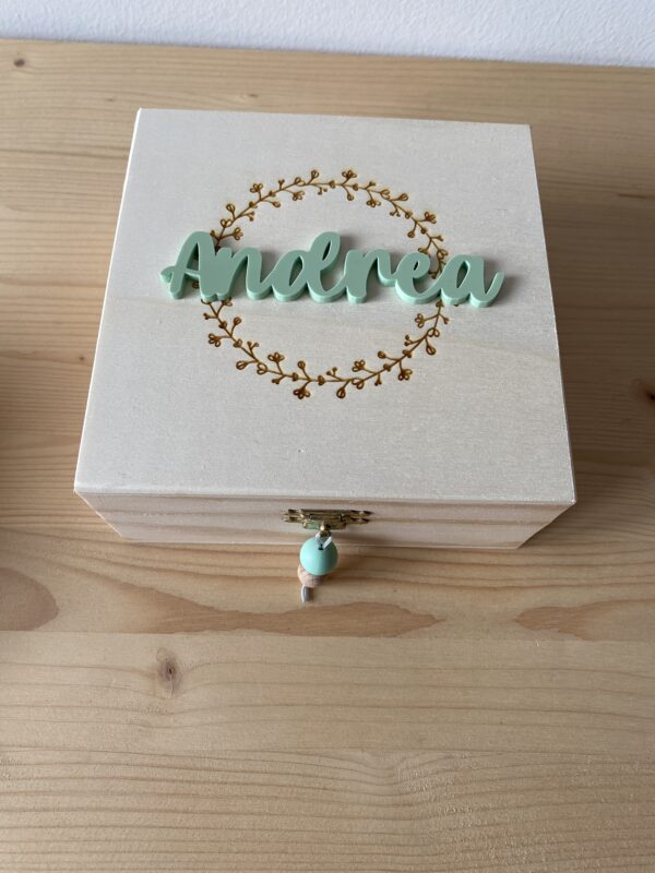 Caja madera con tapa y bisagra. Nombre en metacrilato. - Imagen 3