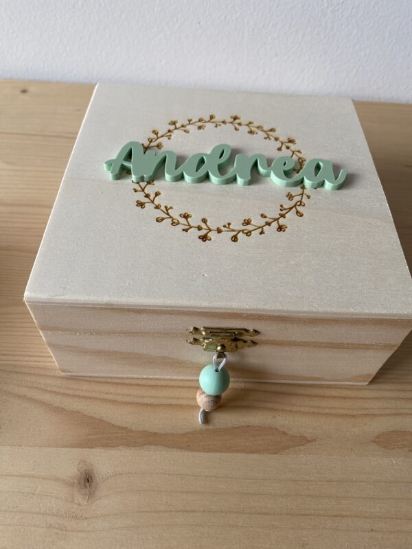 Caja madera con tapa y bisagra. Nombre en metacrilato. - Imagen 2
