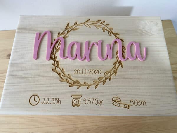 Caja de madera con tapa y datos natalicios