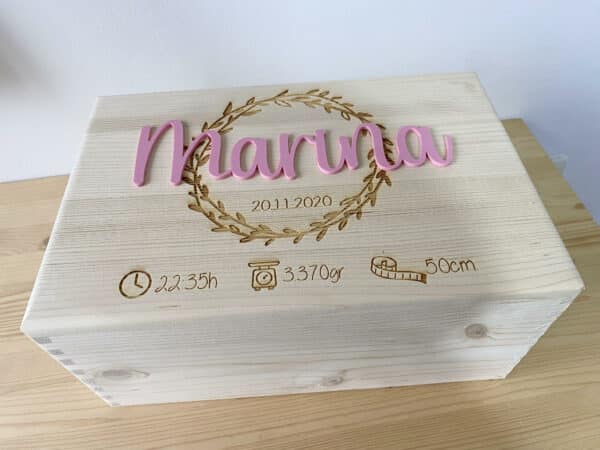Caja de madera con tapa y datos natalicios - Imagen 2
