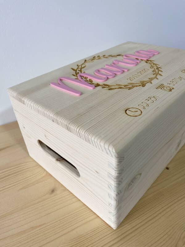 Caja de madera con tapa y datos natalicios - Imagen 3