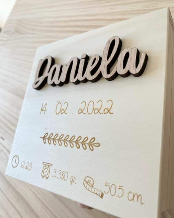 Caja 13x13cm con nombre relieve en madera - Imagen 4