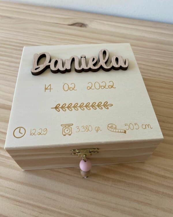 Caja 13x13cm con nombre relieve en madera