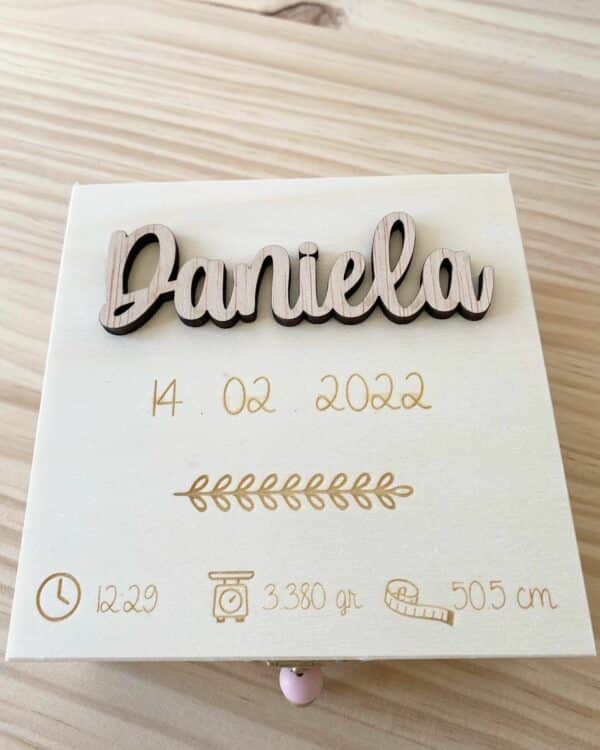 Caja 13x13cm con nombre relieve en madera - Imagen 5