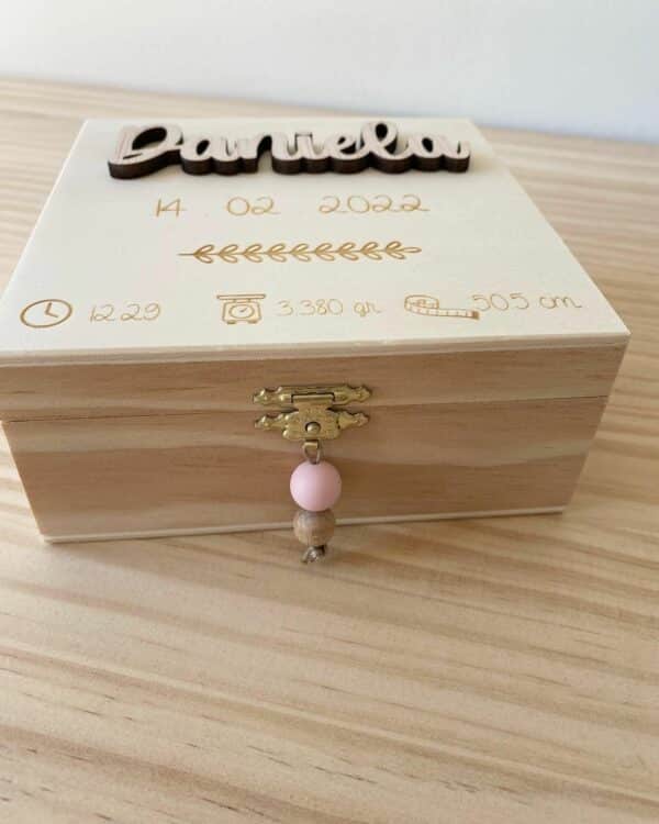 Caja 13x13cm con nombre relieve en madera - Imagen 2