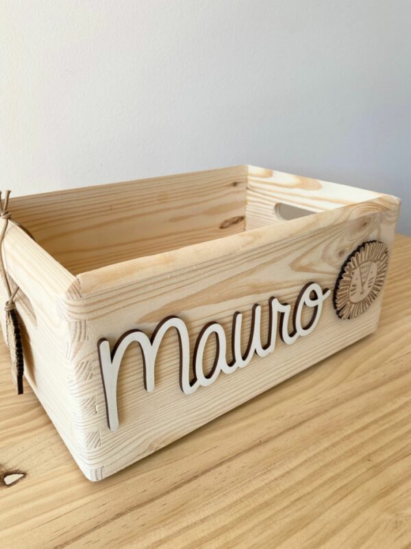 Caja 20x30cm con nombre y león en relieve
