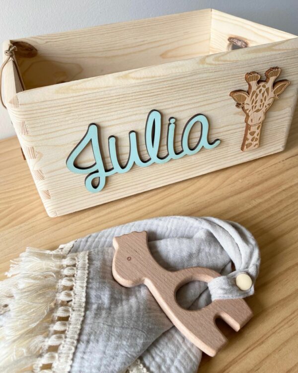 Caja 20x30cm con nombre y jirafa en relieve