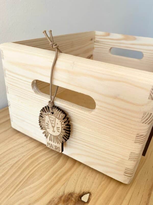 Caja 20x30cm con nombre y león en relieve - Imagen 2