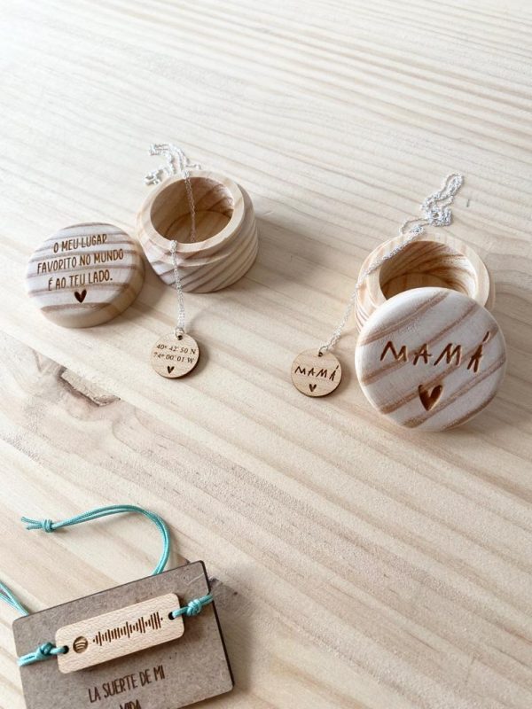 Cadena de plata con chapita de madera y caja - Imagen 3