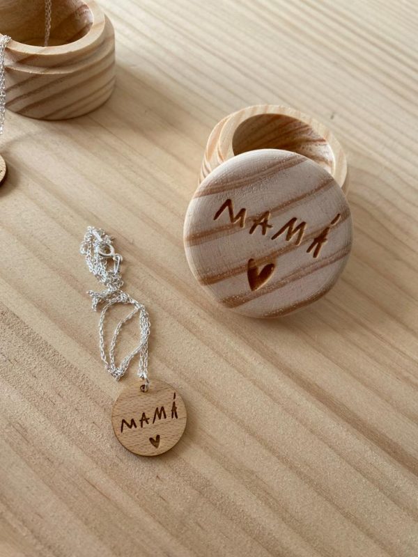 Cadena de plata con chapita de madera y caja