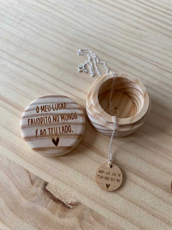 Cadena de plata con chapita de madera y caja - Imagen 2