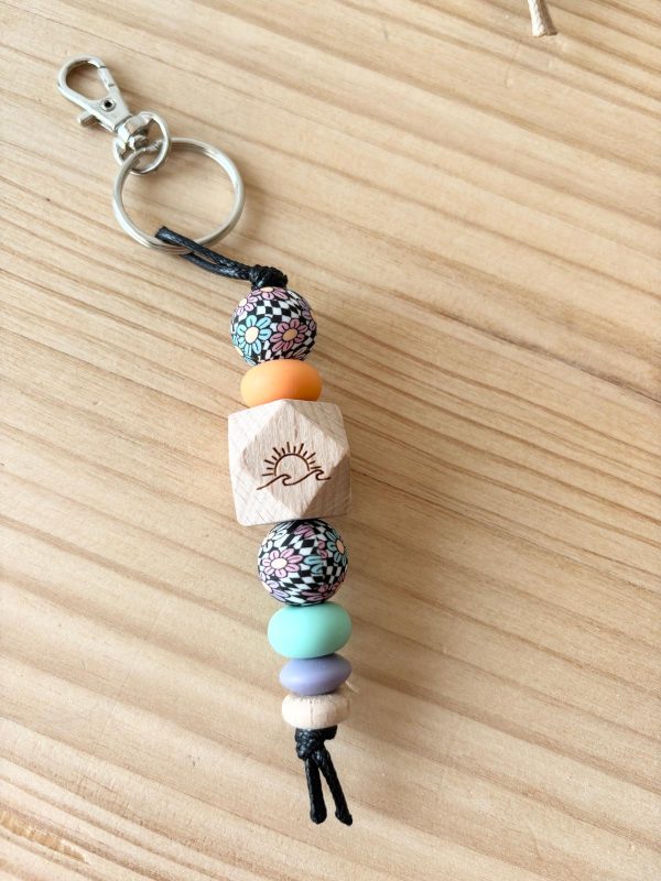 Llavero con bolas de flores y cuadros
